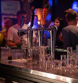 Sfeerbeeld van de bar uit onze oorspronkelijke website